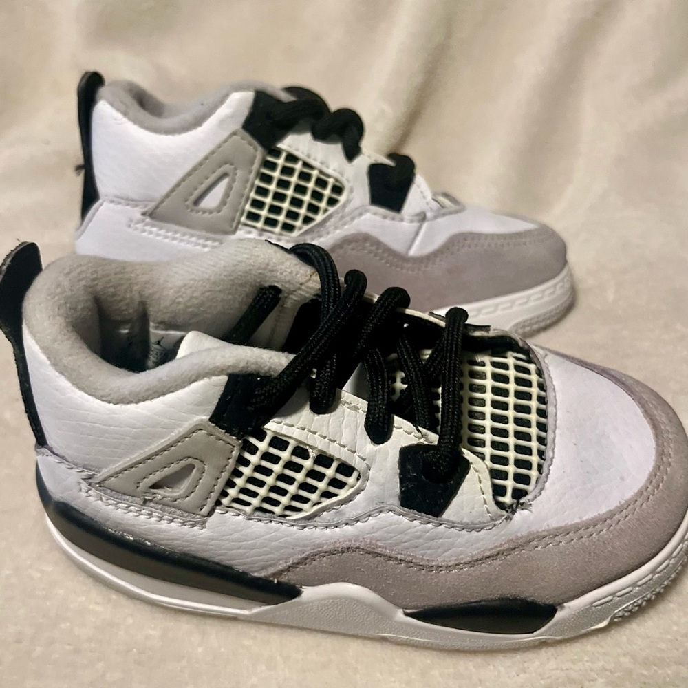 2022
Air Jordan 4 Retro TD 'Military Black'